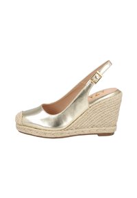 Zapato slingback de cuña metálica dorada con punta redonda, tacón tejido de yute y correa ajustable en el tobillo. Superficie suave con un acabado brillante.