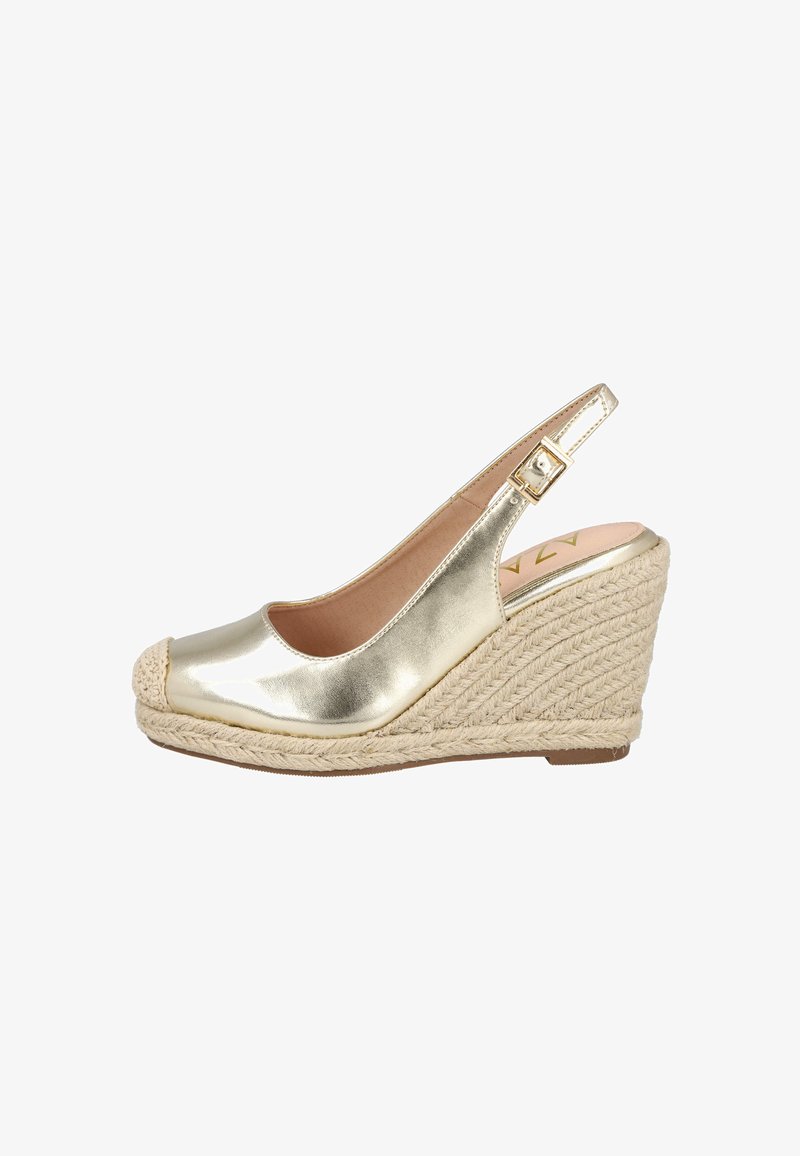 Zapato slingback de cuña metálica dorada con punta redonda, tacón tejido de yute y correa ajustable en el tobillo. Superficie suave con un acabado brillante.