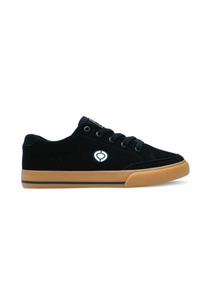 Sneaker noir basse avec lacets noirs, semelle en caoutchouc naturel et logo circulaire blanc sur le côté, vu de profil gauche.