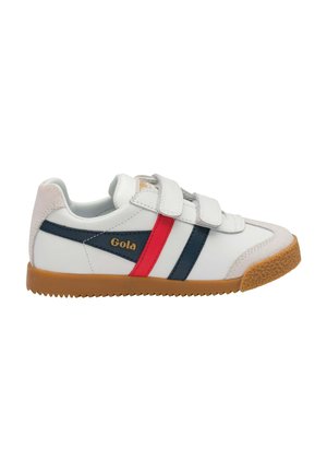 Sneaker bianco Gola con strisce rosse e blu navy, due cinturini in velcro e suola in gomma marrone strutturata mostrata dal lato esterno.
