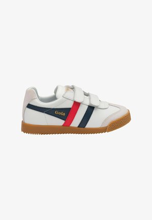 Baskets blanches Gola avec des bandes rouges et bleu marine, deux bandes Velcro et une semelle en caoutchouc marron texturée vues de l'extérieur.