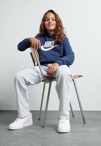 Nike Sportswear CLUB UNISEX - Džemperis ar kapuci - midnight navy/white