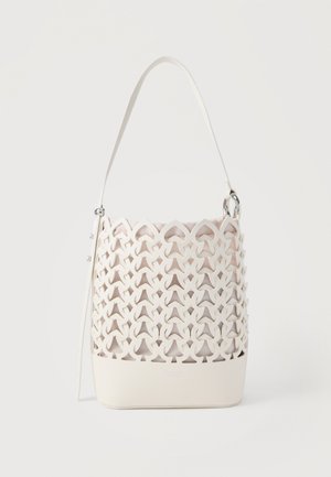 Sac seau blanc avec motif découpe en forme de pique, base lisse et solide, et bandoulière réglable avec boucle métallique.