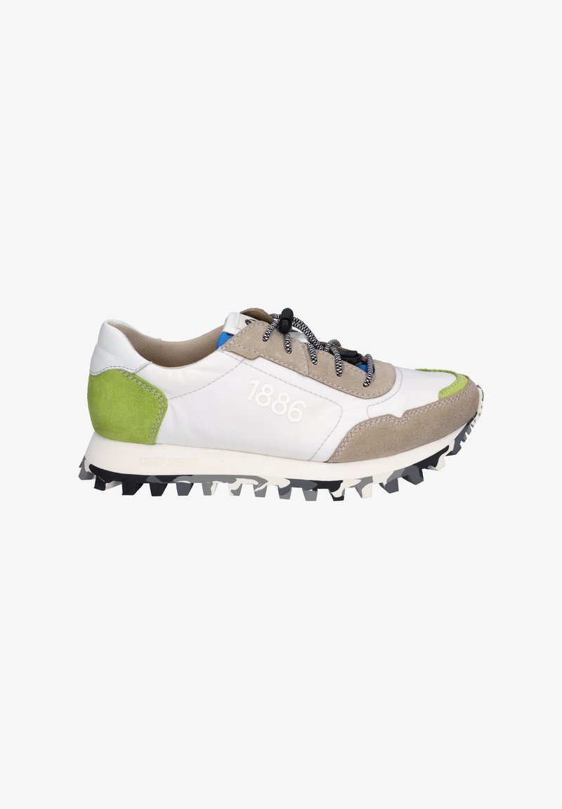 Sneaker in pelle bianca e beige, con dettagli in suede verde, lacci neri e una suola testurizzata con battistrada pronunciato per una maggiore aderenza.