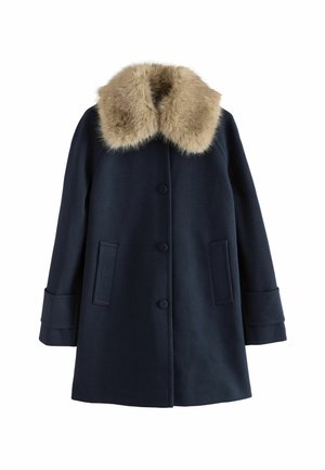 Manteau en laine bleu marine avec grand col en fausse fourrure beige, manches longues avec poignets, fermeture par boutons et deux poches avant.