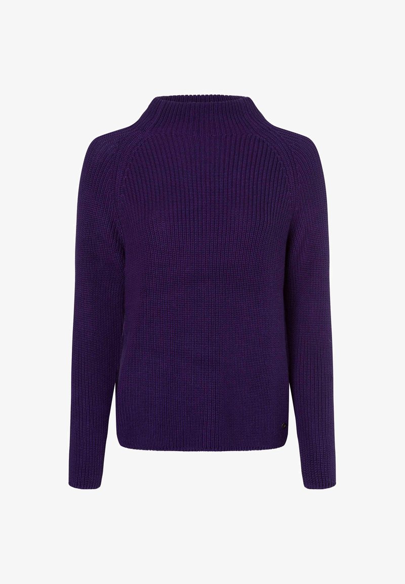 Lila gestrickter Pullover mit hohem Kragen, langen Ärmeln, geripptem Muster und geradem Schnitt, mit einem kleinen Logo-Detail am Saum.