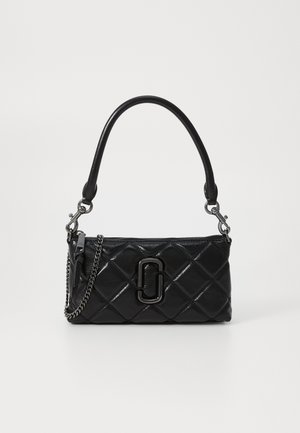 Sort quilted læder håndtaske med et kort håndtag og aftagelig kædestropp. Har et fremtrædende logo og skinnende finish.