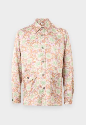 Chemise à manches longues avec col pointu et motif floral dans des tons pastel pêche, vert et lavande, dotée de poches à rabat avec boutons.