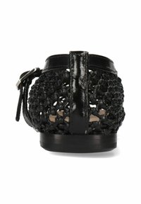 Sandal nero piatto con parte superiore intrecciata, caratterizzato da una fascia in pelle lucida e una fibbia. Retro aperto con tacco basso, che mette in mostra una texture intricata.