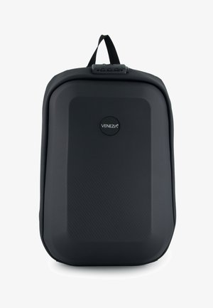 Czarny plecak z twardą obudową, z górnym uchwytem, zamkiem szyfrowym oraz logo „Venezia” umieszczonym na środku przedniego panelu.