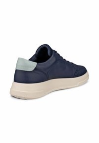 Granatowe skórzane sneakersy o teksturowanym wykończeniu, z kremową gumową podeszwą i miętowym akcentem na pięcie, z tradycyjnym sznurowaniem.