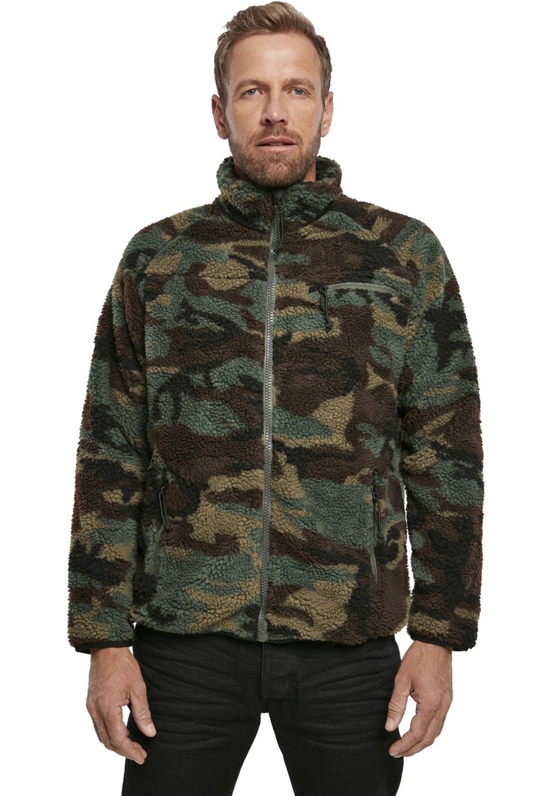 Roheline, pruun ja beež kamuflaažiga fleece-jakk. Omab kõrget krae, tõmblukuga sulgemist ja rinna taskut. Pehme, tekstuuriga pind.