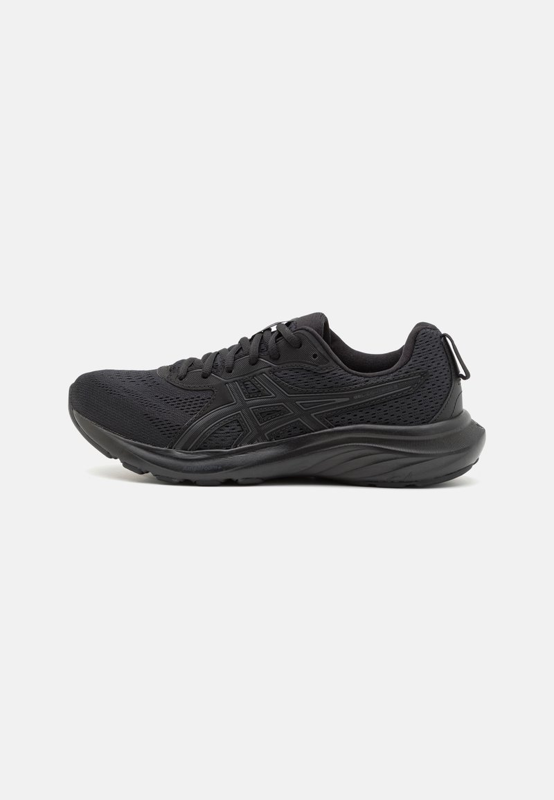 Zapatillas deportivas negras hechas de malla y materiales sintéticos, con un empeine texturizado, diseño de cordones y una suela acolchada con una pestaña de agarre.