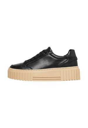 Schwarzer Leder-Plateau-Sneaker mit dicker beiger profilierter Sohle und Schnürdesign, Seitenansicht auf weißem Hintergrund.