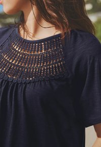 Next SHORT SLEEVE BUBBLEHEM REGULAR FIT - Triko s potiskem - navy