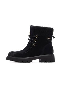 Botas de tobillo de ante negro con un cuello de piel sintética, diseño de cordones, ojales dorados y suela rugosa para mayor tracción. Parte superior texturizada y acentos laterales.