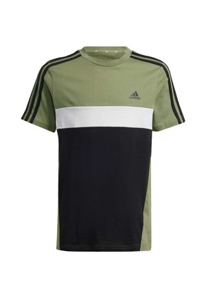 Camiseta Adidas verde y negra con una franja horizontal blanca, cuello redondo, manga corta y tres franjas negras en los hombros.