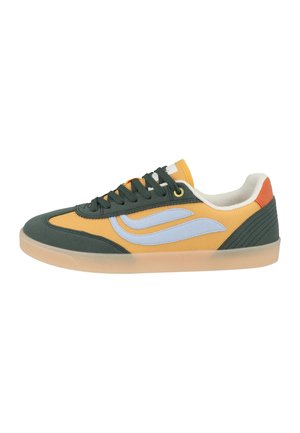 Sneaker bassa con tessuto giallo, sovrapposizioni verde scuro, design a onda azzurro chiaro, linguetta del tallone arancione, fodera interna bianca e suola beige traslucida.