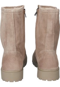 Botas de tobillo de ante beige con un acabado texturizado, cremalleras laterales y una suela de goma resistente que cuenta con un patrón de banda de rodadura para mayor agarre.