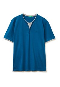 Modrá tričko s krátkým rukávem a henley výstřihem, se třemi knoflíky a kontrastním šedým vnitřním límcem a spodním lemem. Malá loga detail.