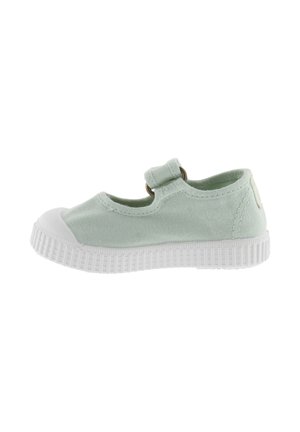 Zapato de lona en verde menta estilo Mary Jane con una puntera de goma blanca, correa ajustable, suela texturizada y costuras reforzadas.