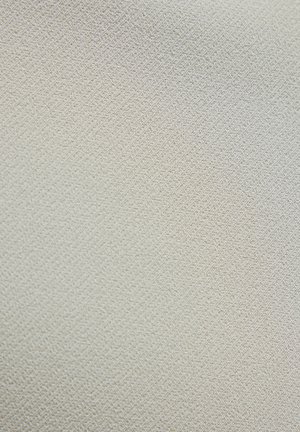 Tissu beige avec une texture fine et étroitement tissée formant un motif uniforme sur toute la surface.