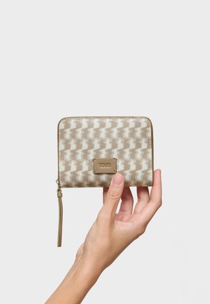 Cartera beige texturizada con un patrón geométrico, con cremallera y correa para la muñeca, cerrada con una placa de marca en el centro.