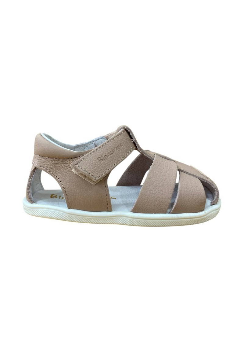 Sandalias de cuero marrón con tres tiras superiores y diseño abierto. Cuentan con cierre de velcro, suela de goma blanca y un interior acolchado para mayor comodidad.