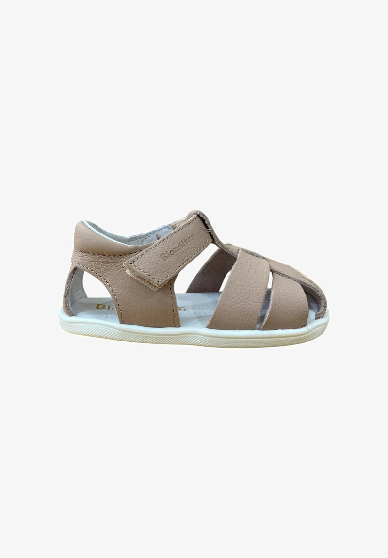 Sandalias de cuero marrón con tres tiras superiores y diseño abierto. Cuentan con cierre de velcro, suela de goma blanca y un interior acolchado para mayor comodidad.