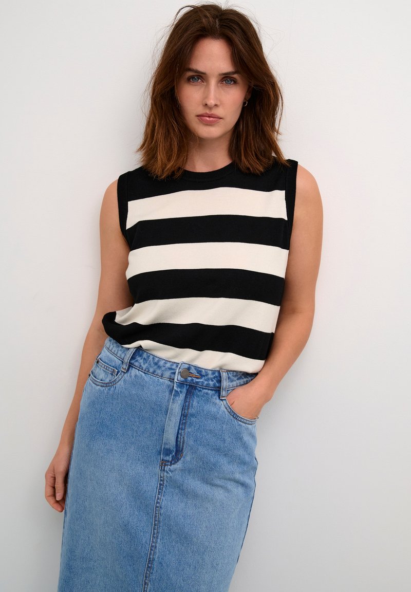 Ärmelloses Top mit schwarz-weißen horizontalen Streifen, kombiniert mit einem hellblauen, hochtaillierten Jeansrock mit Taschen und Knopfverschluss.