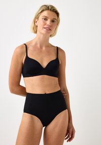 Sort bh med tynde stropper og en glat, formet design, parret med højtaljede sorte hipsters; begge lavet af et blødt, strækbart stof.