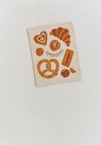 Ilustrácia na béžovej ploche zobrazuje pečivo: croissant, pečivo v tvare srdca, preclík, sušienky, všetko v teplých hnedých tónoch na bielom pozadí.