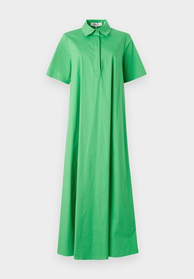 Zielona bawełniana sukienka z kołnierzykiem, krótkimi rękawami i luźnym, sięgającym podłogi krojem. Gładka tekstura bez widocznych wzorów.