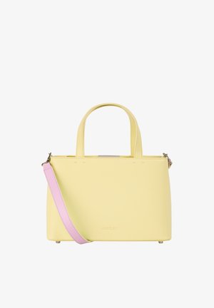 Gelbe rechteckige Handtasche mit oberen Griffen und abnehmbarem rosa Schulterriemen vor weißem Hintergrund.
