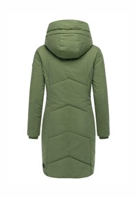 Lang vinterkåpe i olivengrønn, polstret med hette, chevron-søm og lange ermer vist fra baksiden.