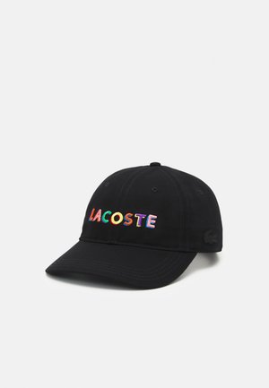 Czarna czapka baseballowa z wielokolorowym haftem "LACOSTE" z przodu oraz czarnym logo krokodyla z boku.