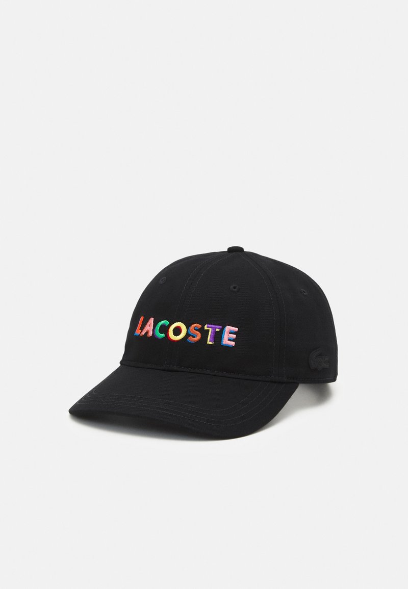 Casquette de baseball noire avec broderie multicolore "LACOSTE" à l'avant et logo crocodile noir sur le côté.