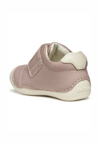 Scarpa in pelle rosa chiaro con suola in gomma bianca a contrasto. Presenta una chiusura in Velcro e dettagli di cucitura visibili. Marchio Geox sulla suola.