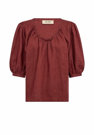 Blusa de lino rojo óxido con escote fruncido y mangas abullonadas hasta el codo con puños elásticos.
