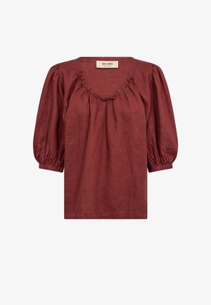 Blusa de lino rojo óxido con escote fruncido y mangas abullonadas hasta el codo con puños elásticos.