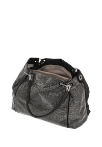 Czarna i srebrna torba o metalicznej, ćwiekowanej fakturze, z podwójnymi czarnymi uchwytami i zamkiem na górze. Wnętrze wykładane tkaniną w jodełkę.