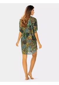 Lekki zakładany kimono w wyjątkowy zielony wzór roślinny na brązowym tle, z krótkimi rękawami i luźnym krojem.