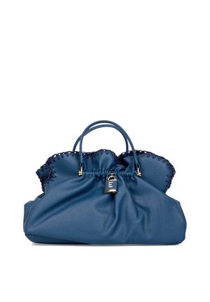 Borsa a mano in morbida pelle blu con apertura superiore arricciata, doppi manici, cuciture scure a contrasto e un piccolo ciondolo lucchetto dorato con la lettera "E".