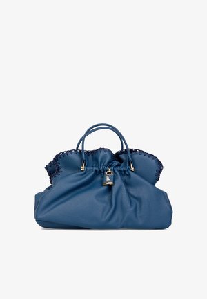 Borsa a mano in morbida pelle blu con apertura superiore arricciata, doppi manici, cuciture scure a contrasto e un piccolo ciondolo lucchetto dorato con la lettera "E".