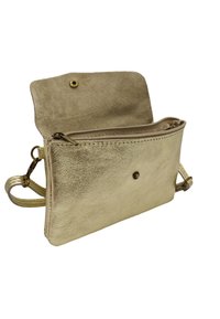 Pochette en cuir doré avec une finition texturée, un compartiment zippé et une fermeture à pression. Elle dispose d'une sangle détachable pour plus de polyvalence.