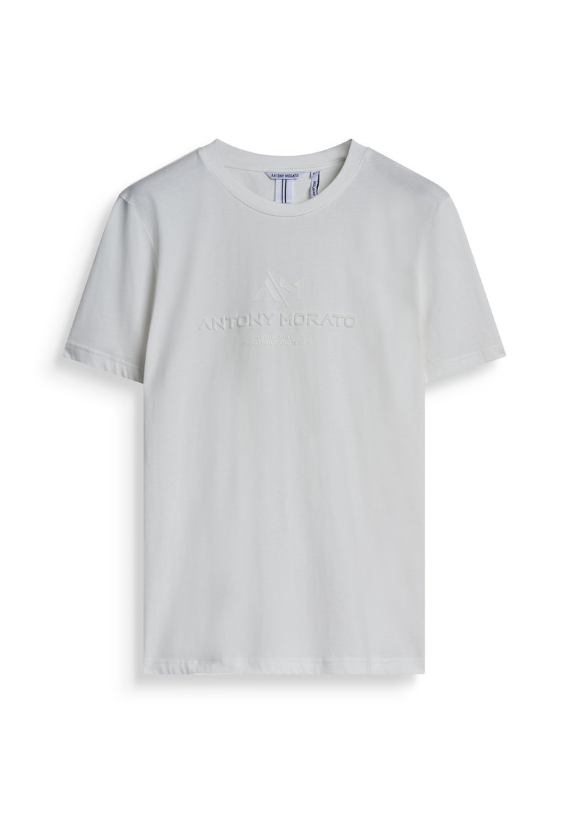 Witte katoenen t-shirt met een ronde halslijn, korte mouwen en een reliëflogo op de voorkant. Soepele textuur, casual ontwerp.