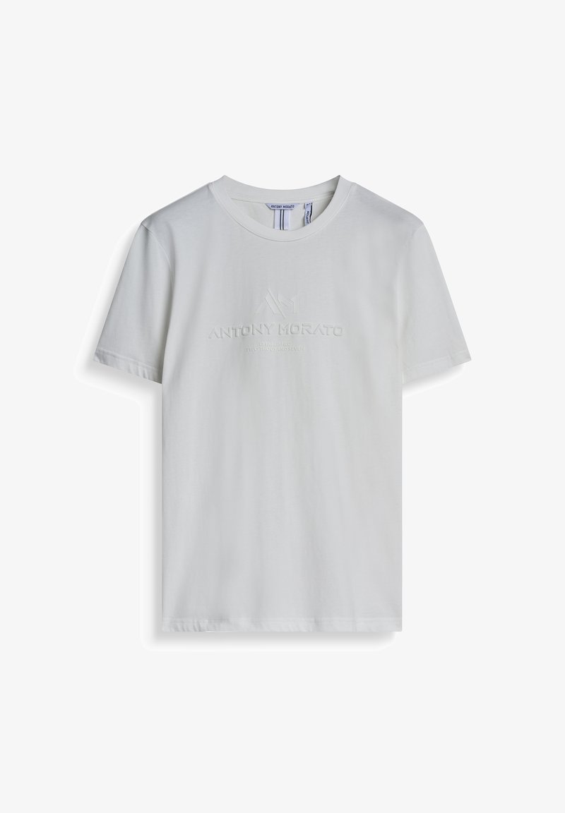 Witte katoenen t-shirt met een ronde halslijn, korte mouwen en een reliëflogo op de voorkant. Soepele textuur, casual ontwerp.