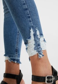 Topshop Petite Vaqueros pitillo - blue denim