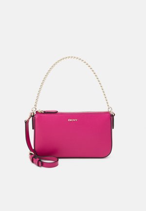 Sac à main rectangulaire rose vif avec anse chaîne en or, bandoulière ajustable et logo DKNY doré sur le devant.