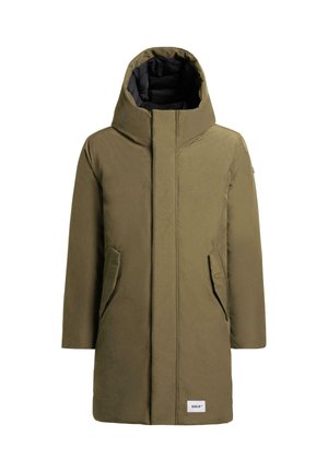 Oliwkowy płaszcz zimowy z wysokim kołnierzem i oversize'owym kapturem. Posiada dwie przednie kieszenie i fakturowany wykończenie materiału. Widoczne logo marki.